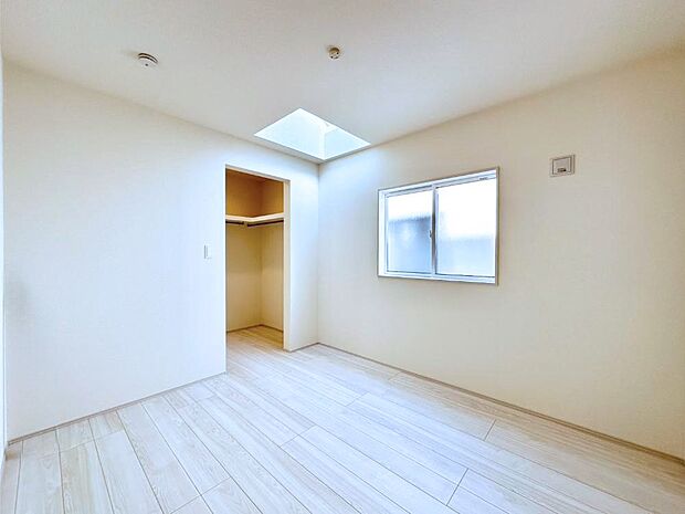 トップライト付の洋室。自然の光を取り入れて、日中のほとんどを明るく過ごせます。