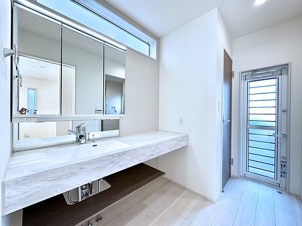 清潔感のある快適空間です。毎日の身支度も気持ち良くお使い頂けます。