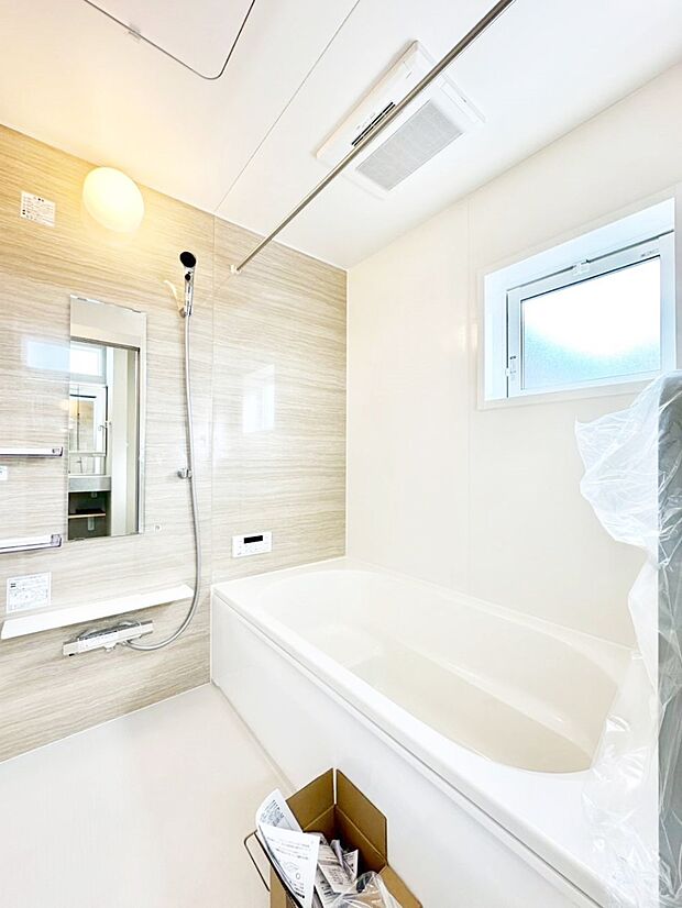 一日の疲れを癒してくれる明るい清潔感のあるバスルーム