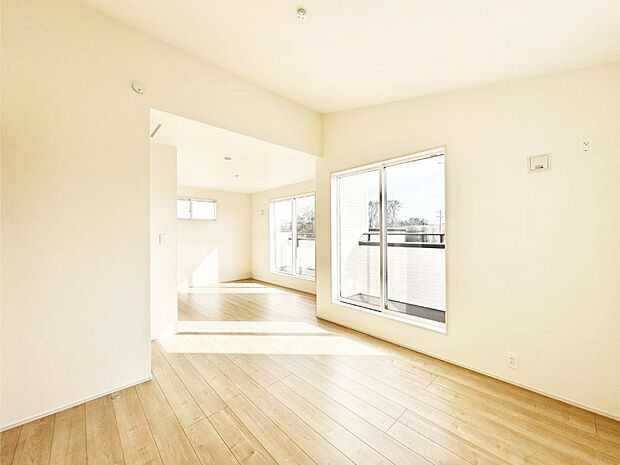 バルコニーが開放感をプラスしてくれる洋室