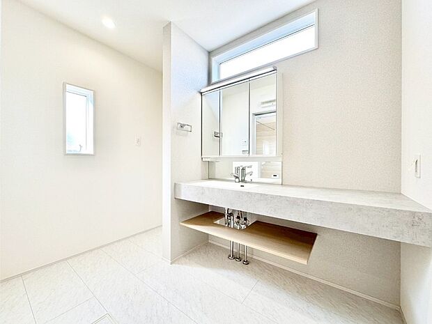 清潔感ある洗面化粧室で朝の身支度も快適