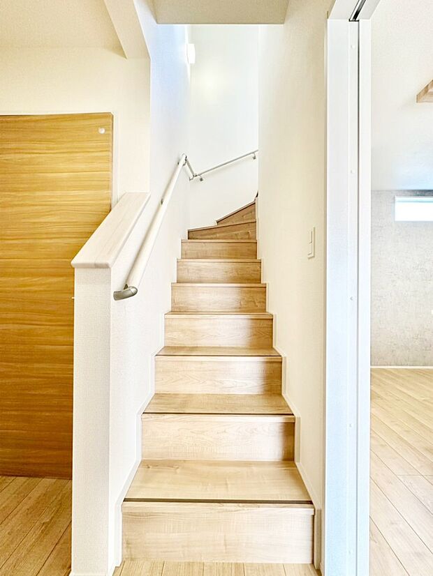 階段は手すり付きなので小さなお子さまやご高齢の方も安心です