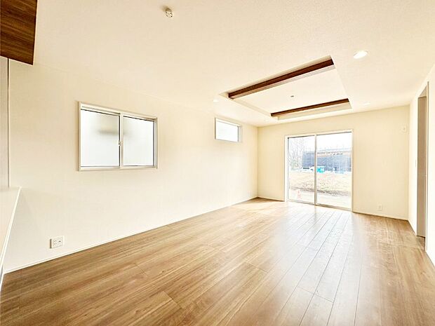 大きな窓からたっぷりの陽光と風を感じられるリビング