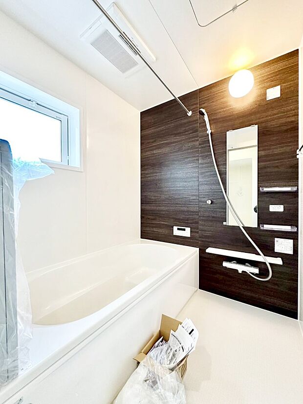 一日の疲れを癒してくれる明るい清潔感のあるバスルーム