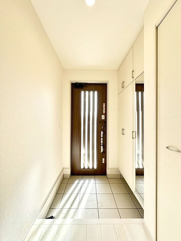 明るい玄関はお客様をお出迎えするのにぴったりです！ 