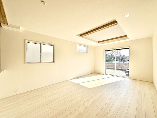 折上天井は立体的な奥行きがあるので、天井が広く見えて開放的な空間を演出できます。  