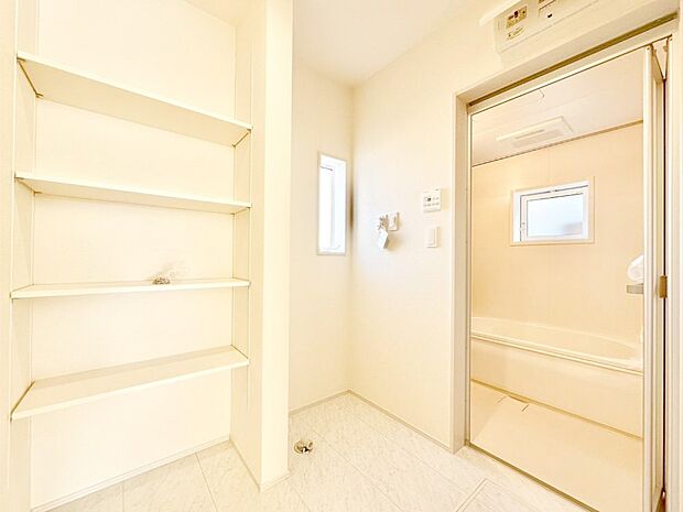 ランドリースペースには嬉しい収納棚が付いています。 