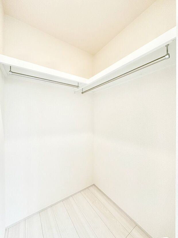 ウォークインクローゼット付きで生活空間を広く利用できます。