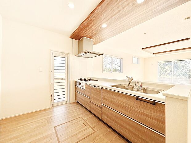 ご家族の会話弾む対面キッチン。お料理中のパパママもご家族と過ごす時間が増えそう！