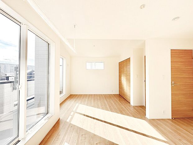 バルコニーが明るさと開放感を演出！朝スッキリと目覚められそうですね。