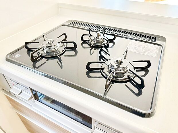 ガスコンロはＳｉセンサー搭載。火力調節や焦げ付き・消し忘れも防いでくれます。