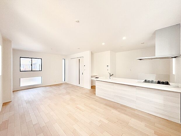 明るい陽光が注ぎ、寛ぎの雰囲気に満たされるリビング・ダイニング。   