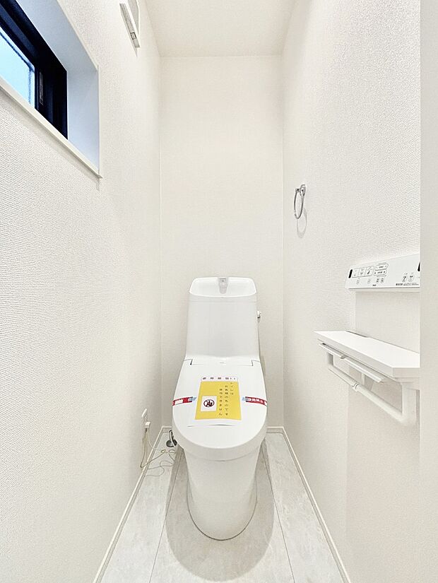 明るく清潔感のあるトイレです。 　