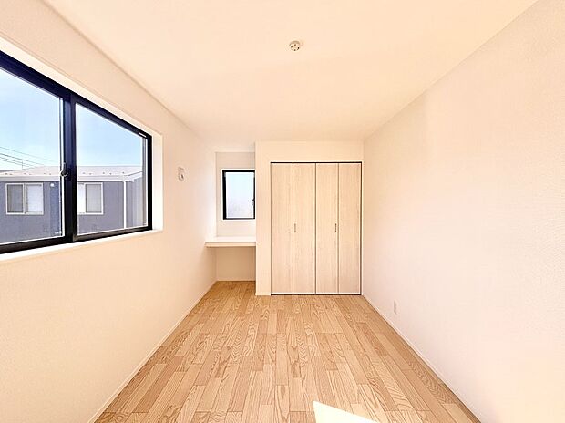 2面採光で気持ちよく自然光が取り入れられるのでお子様のお部屋にもピッタリ