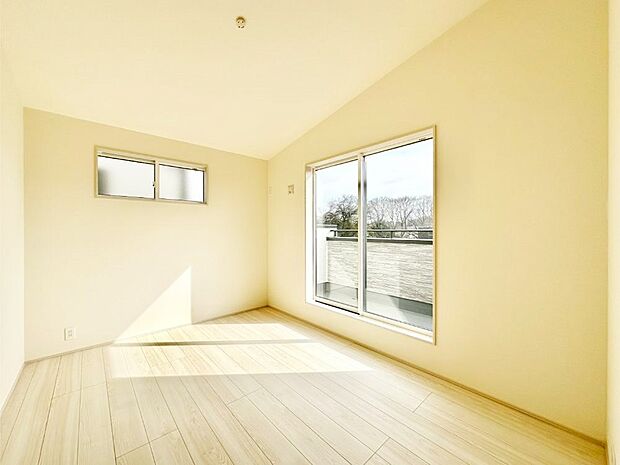 バルコニーが開放感をプラスしてくれる洋室