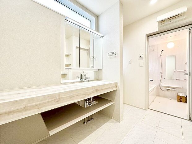 清潔感ある洗面化粧室で朝の身支度も快適