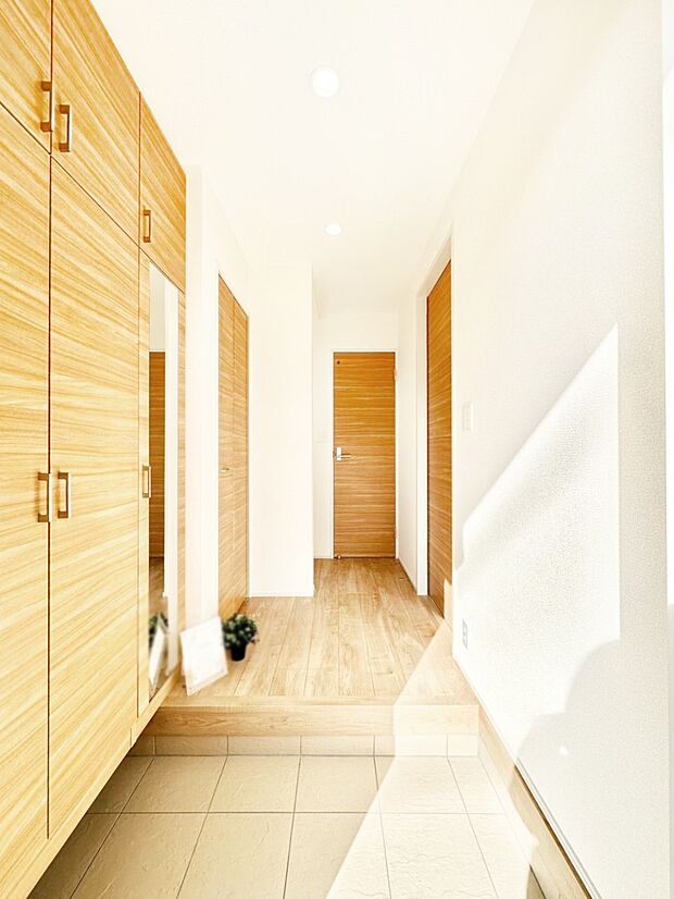 ミラー付きシューズボックスはお出かけ前の身だしなみチェックに便利