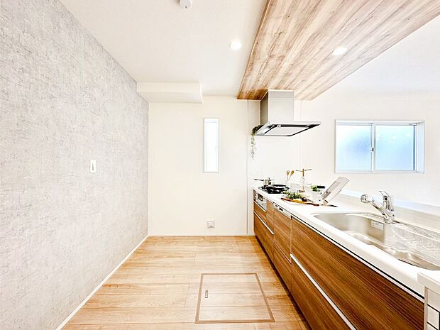 爽やかな風が通り抜けるキッチン。窓があるので明るく換気にも役立ちます。