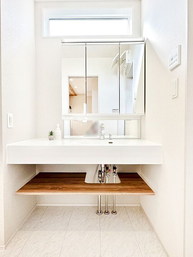 スタイリングに便利な三面鏡、ミラーキャビネットで細かい物スッキリ