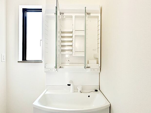 三面鏡の裏に、化粧品や衛生用品などを収納可能。洗面台をすっきりと保ちます!