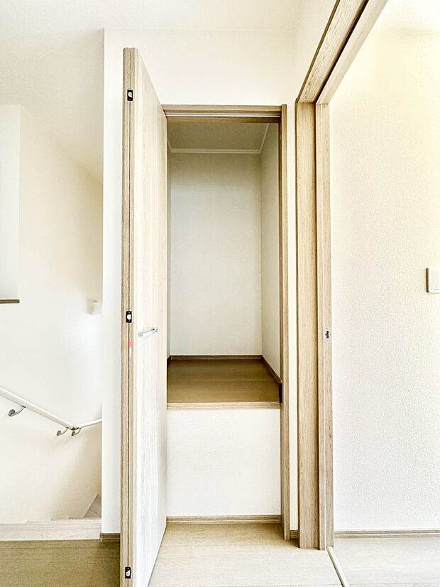 掃除用具や生活雑貨の保管に便利な廊下収納