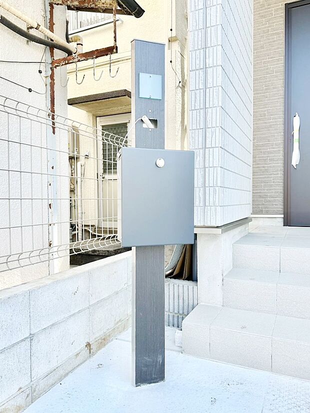 シンプルなデザインのポスト