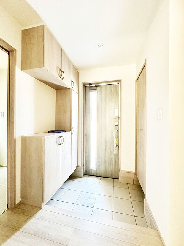 下駄箱はご家族の写真や季節のインテリアで飾り棚として演出できます