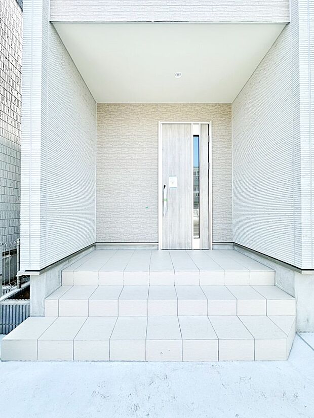 玄関前は雨が降っても濡れにくい屋根付き