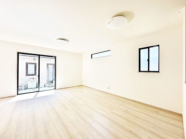 大きな窓からたっぷりの陽光と風を感じられるリビング