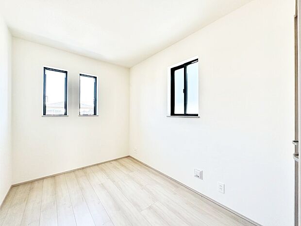 窓からのやさしい光が心地よいプライベートルーム