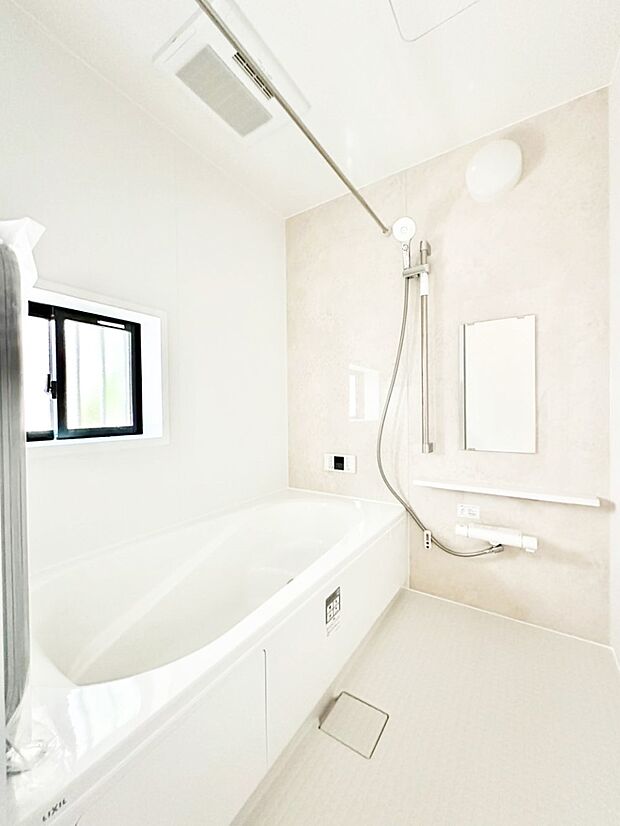 一日の疲れを癒してくれる明るい清潔感のあるバスルーム