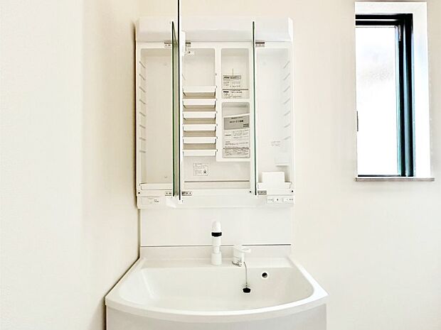 三面鏡の裏に、化粧品や衛生用品などを収納可能。洗面台をすっきりと保ちます!