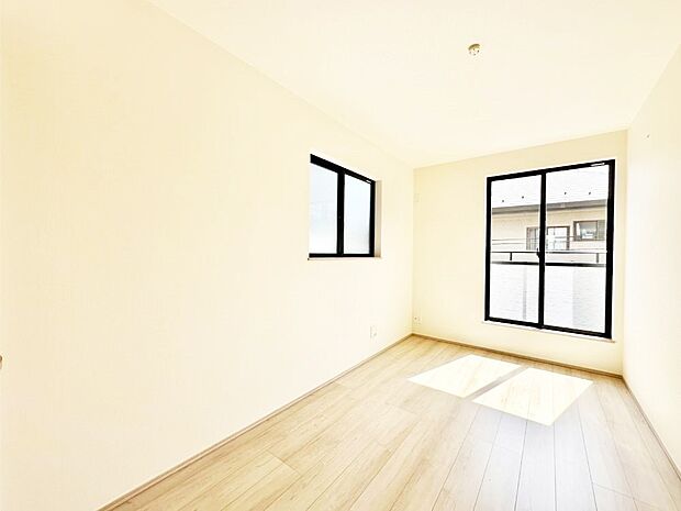 バルコニーが開放感をプラスしてくれる洋室