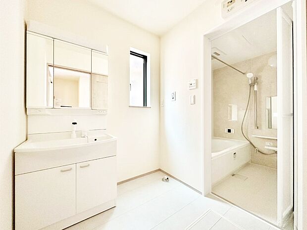 清潔感ある洗面化粧室で朝の身支度も快適