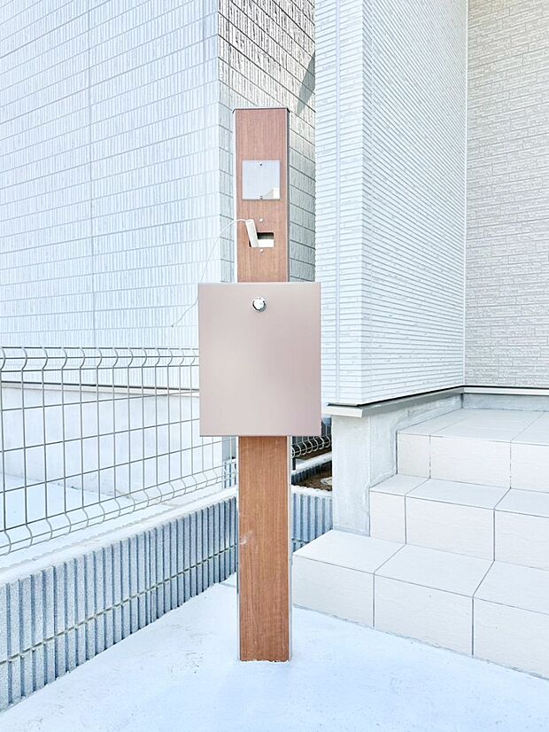 シンプルなデザインのポスト