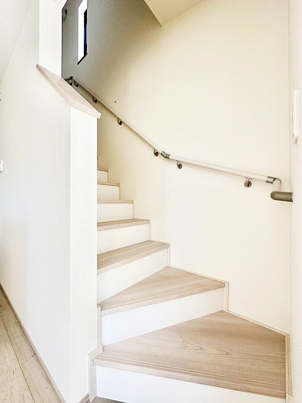 階段は手すり付きなので小さなお子さまやご高齢の方も安心です