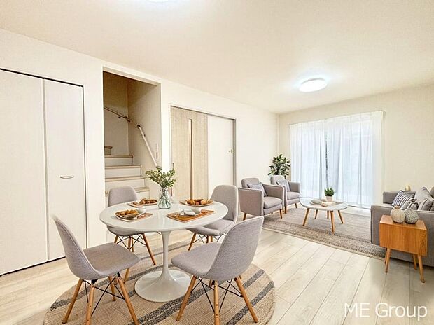 ご家族の賑やかな話し声で包まれる明るいリビング  ※家具はCGです