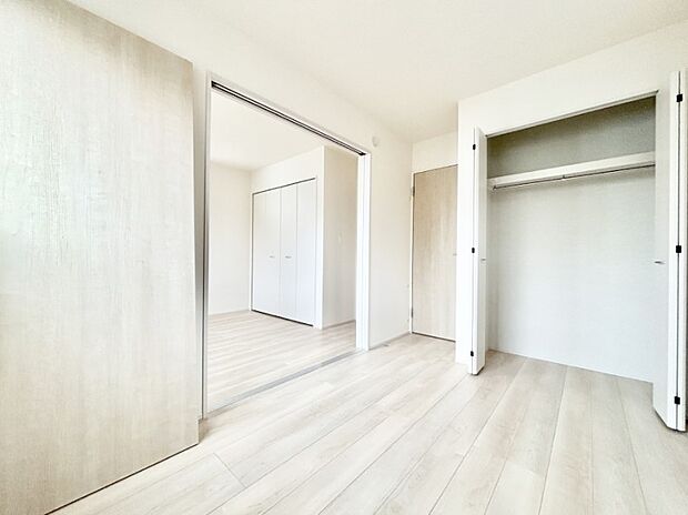 使いやすい形でベットや家具の置き方にも困ることもありません。   