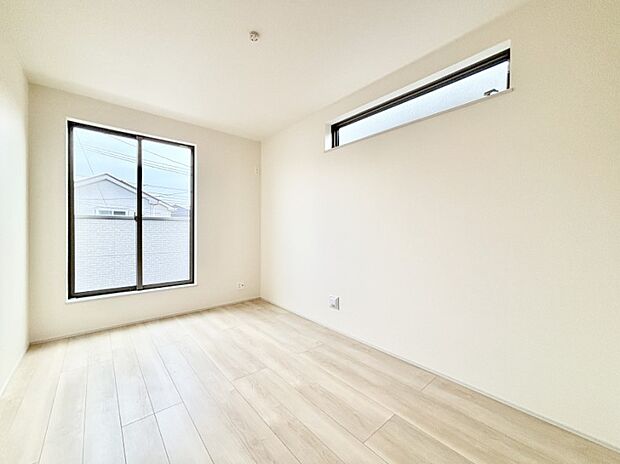 窓からのやさしい光が心地よいプライベートルーム  