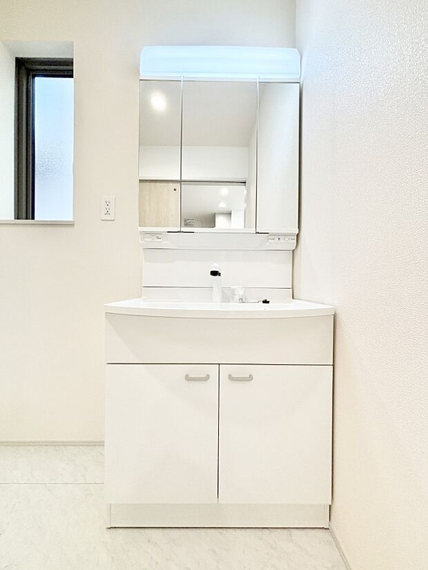 大きく見やすい三面鏡で清潔感ある洗面台は、身だしなみチェックや肌のお手入れにおすすめです。 