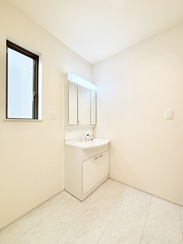 小窓がついているので湿気の多い場所でも換気が十分行えます。毎日の身支度を気持ち良く！