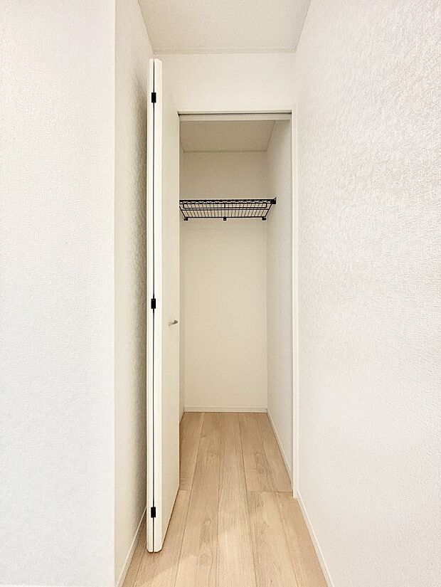 玄関ホールにもクローゼットを完備しています