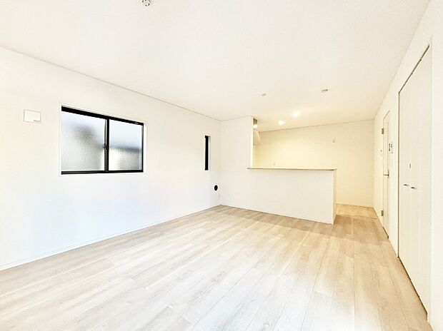 ナチュラルテイストの優しく柔らかい色使いのフローリングが素敵なリビングですね。