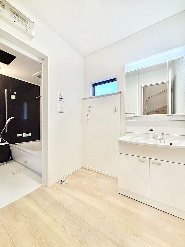 清潔感のある快適空間です。毎日の身支度も気持ち良くお使い頂けます。