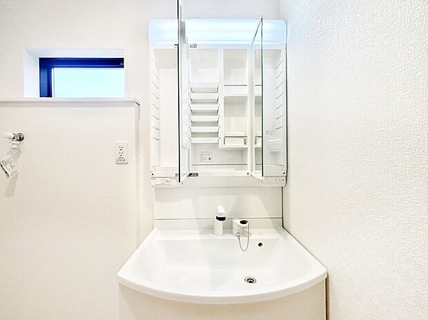 三面鏡の裏に、化粧品や衛生用品などを収納可能。洗面台をすっきりと保ちます!