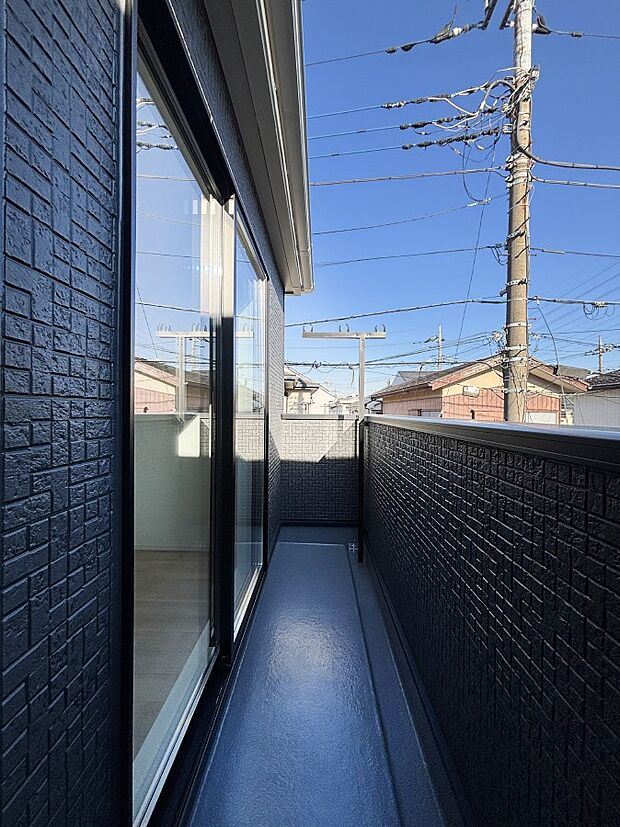 暖かな陽光が降り注ぐバルコニーはお洗濯におすすめ。爽やかな風も心地よいです。