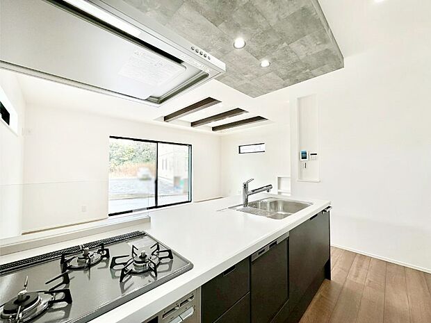 リビングで遊ぶお子様を見守りながらお料理ができる対面キッチン