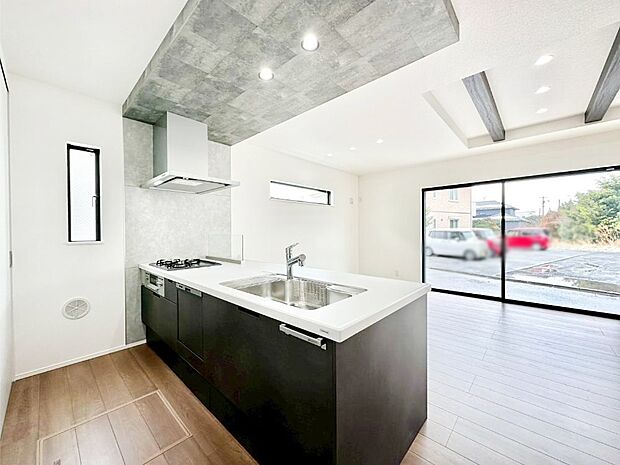 カウンター越しに楽しいおしゃべり。いつものお料理がもっと美味しくなりそうですね