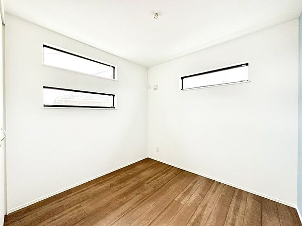 2面採光で気持ちよく自然光が取り入れられるのでお子様のお部屋にもピッタリ