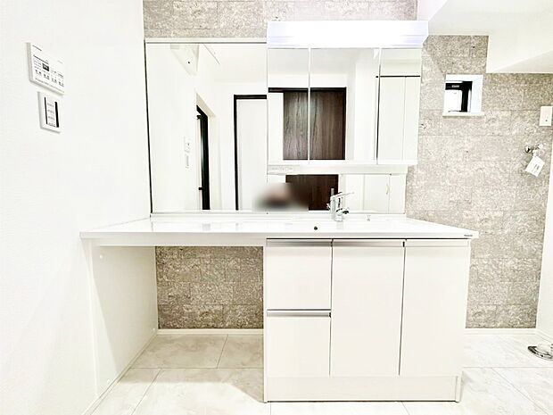 スタイリングに便利な三面鏡、ミラーキャビネットで細かい物スッキリ